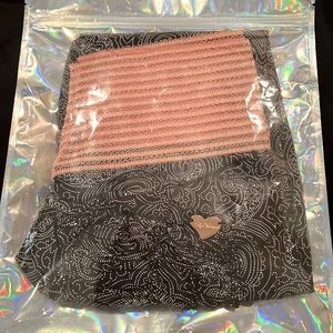 *NEW, NEVER WORN* Cute booty blush bandana print leggings